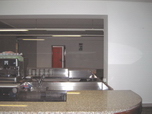 4: La porta oltre il bar d&agrave; alle scale e all'ascensore (clic per ingrandire)